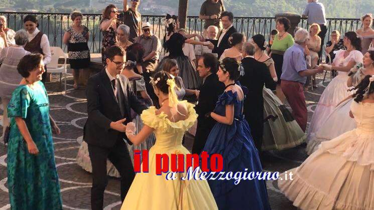 Dame e gentiluomini a Trivigliano per il gran ballo dell’800 Dame e gentiluomini a Trivigliano per il gran ballo dell’800