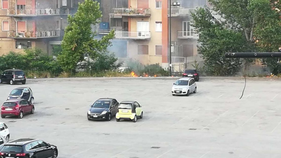 Cassino, bruciano sterpaglie nel parcheggio di campo Miranda, pericolo per alcune auto in sosta