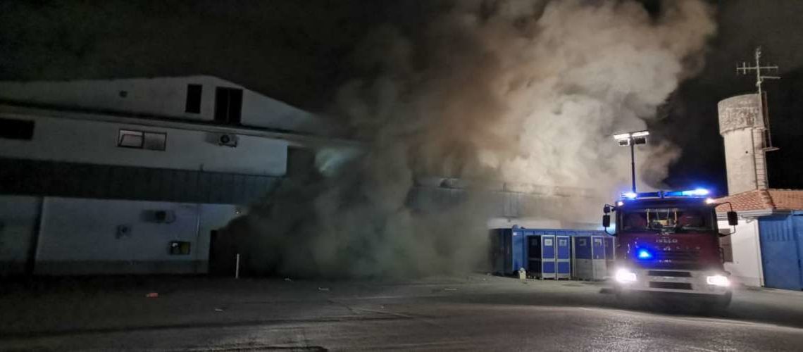 Frosinone, incendio all’interno del panificio del discount Lidl di via Maria