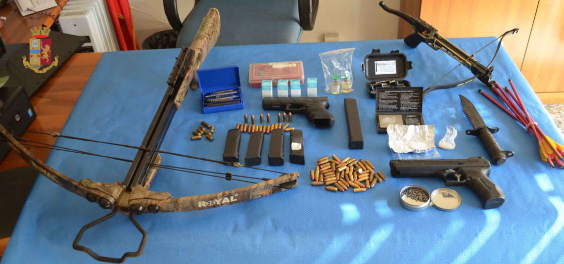 Minaccia di morte la ex, 43enne arrestato per possesso illegale di pistole e balestre Minaccia di morte la ex, 43enne arrestato per possesso illegale di pistole e balestre