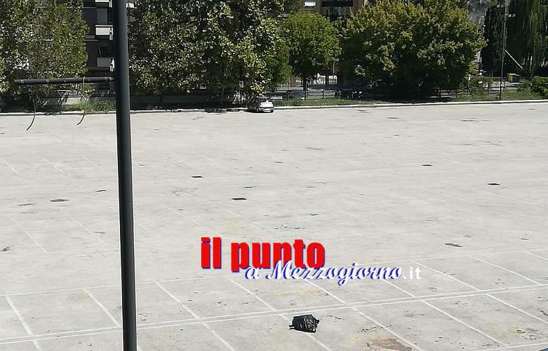 Cassino, un sacco di rifiuti da giorni “in brutta mostra” in campo Miranda Cassino, un sacco di rifiuti da giorni “in brutta mostra” in campo Miranda