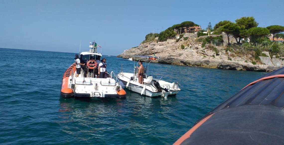 Ferragosto sicuro nel Golfo di Gaeta, Guardia Costiera soccorre trimarano e controlla spiagge