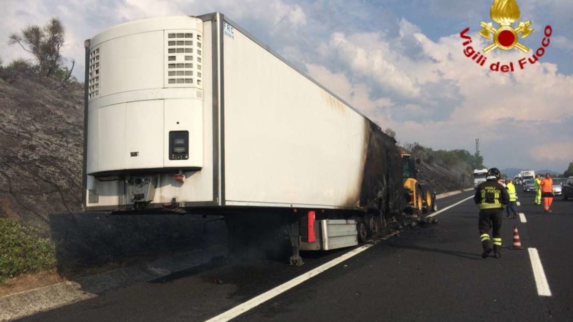 Tir che trasportava angurie va a fuoco in A1, illeso l’autista