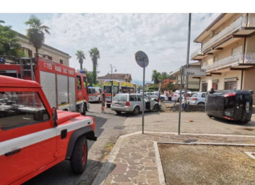 Incidente stradale a Roccasecca, auto ribalta e donna in gravi condizioni