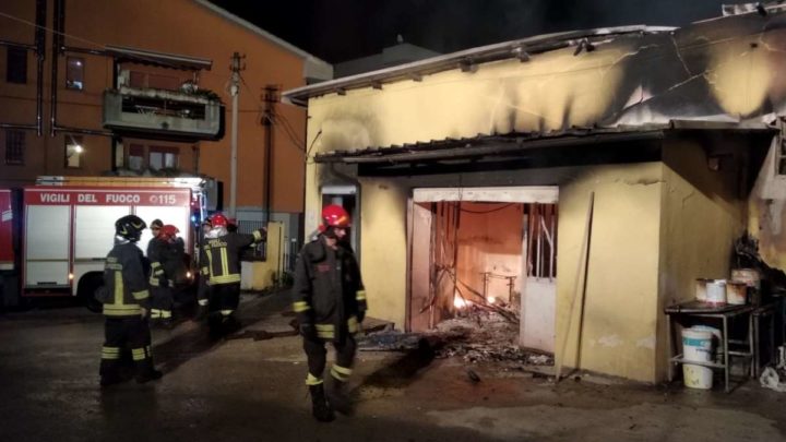 VIDEO e FOTO – Laboratorio di restauro mobili in fiamme a Velletri, un fulmine tra le possibili cause