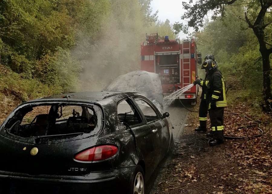 Auto in fiamme a Rocchetta a Volturno, intervento dei Vigili del Fuoco