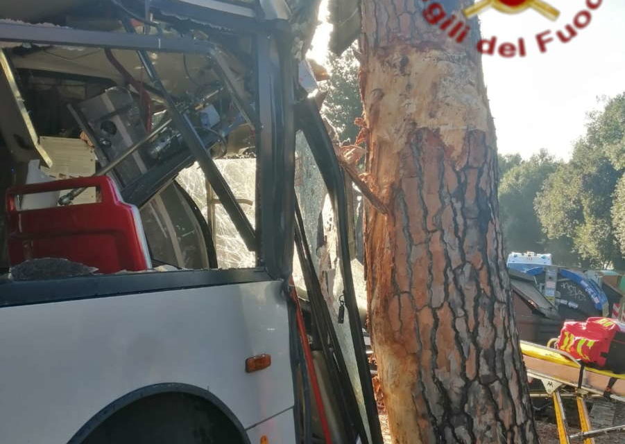Bus si schianta contro un albero, decine di feriti a Roma Bus si schianta contro un albero, decine di feriti a Roma