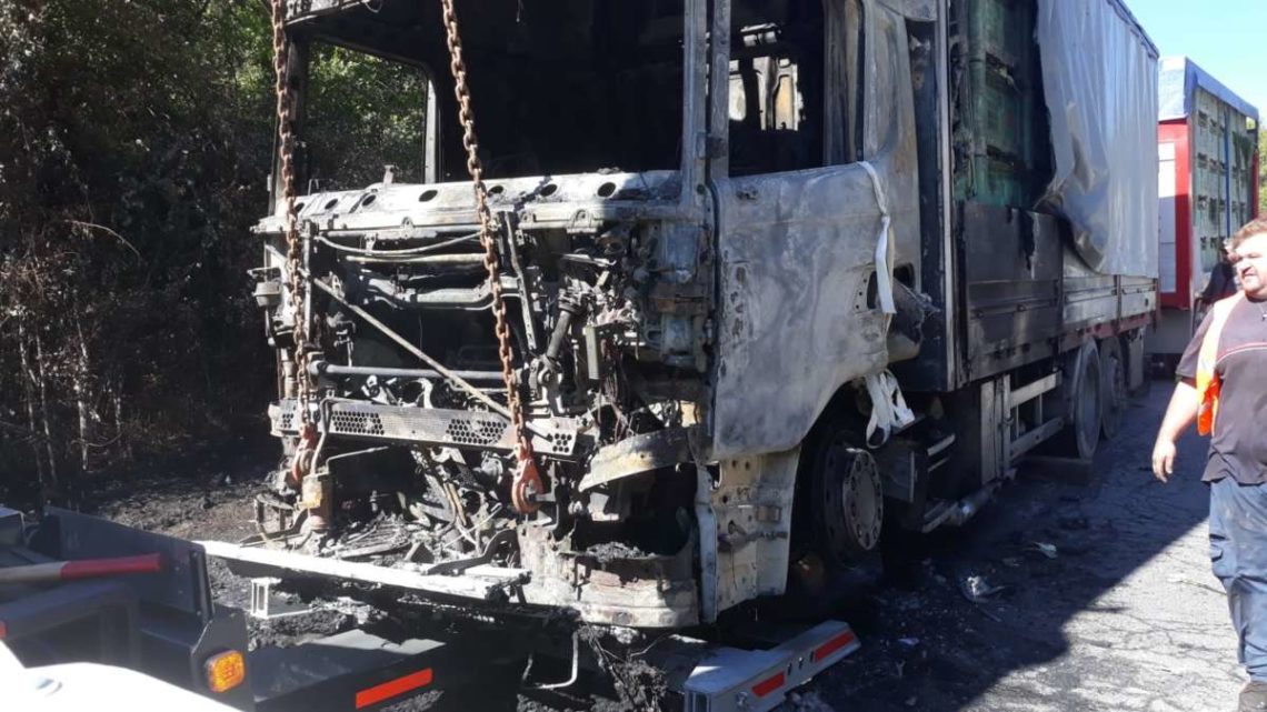 Camion di finocchi distrutto da incendio sulla Cassino-Sora
