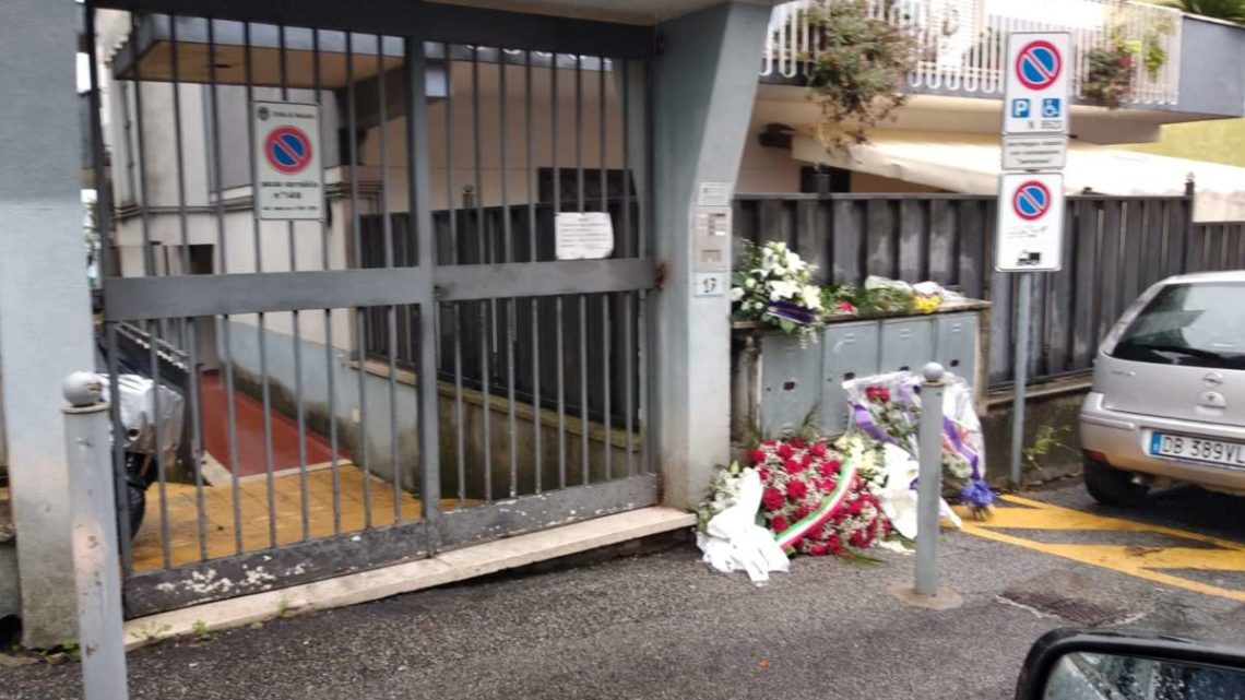 Poliziotti uccisi a Trieste, fiaccolata e ipotesi funerali di Stato venerdì a Velletri Poliziotti uccisi a Trieste, fiaccolata e ipotesi funerali di Stato venerdì a Velletri