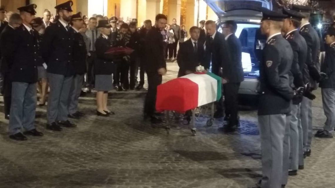 VIDEO – Poliziotti uccisi a Trieste, commozione a Velletri per il rientro della salma di Matteo
