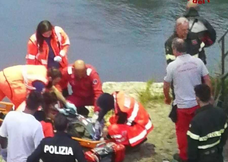 Cade nel fiume Tevere, salvato 63enne