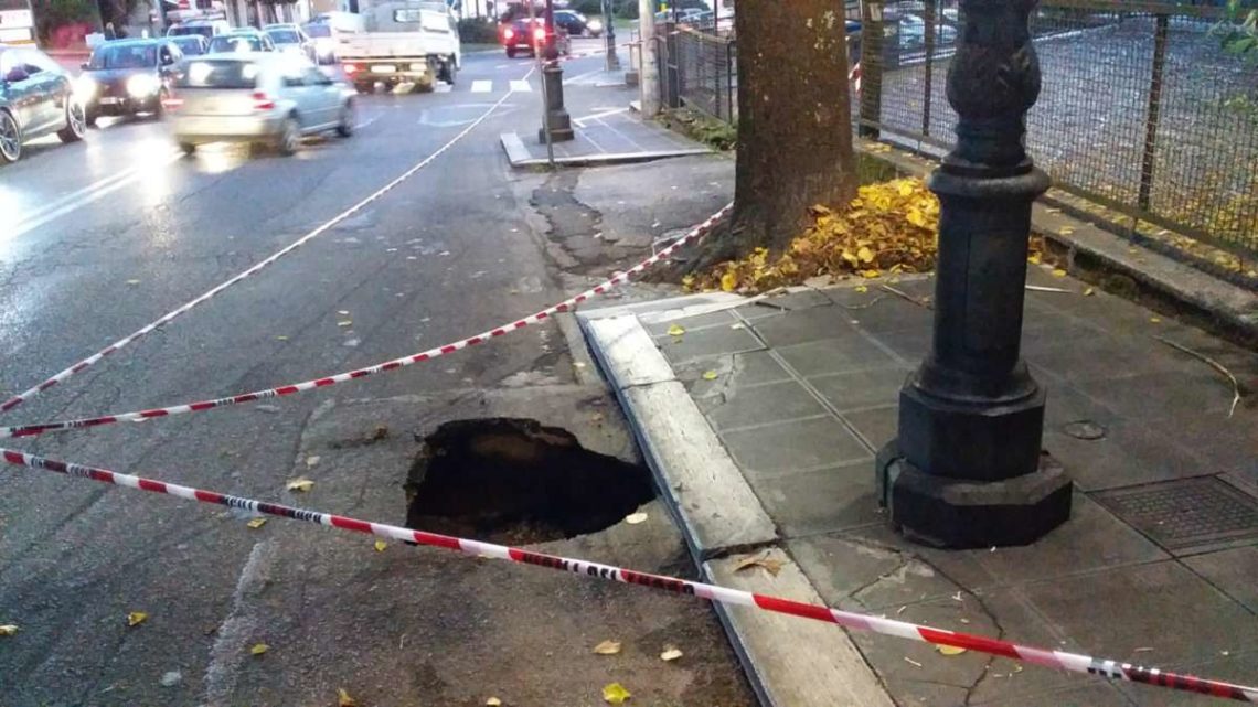 Voragine profonda 12 metri in via Lata a Velletri, strada parzialmente interdetta al traffico