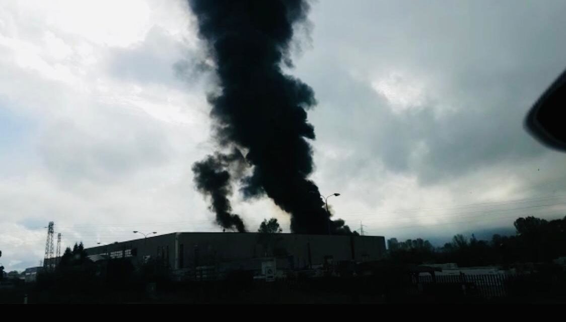 Capannone di aziende tessili in fiamme a Patrica, allarme inquinamento atmosferico