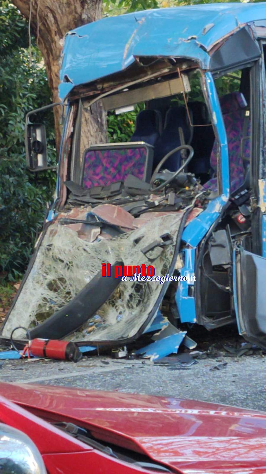 Pullman tampona camion sulla Casilina a Cassino. Autista in gravi condizioni Pullman tampona camion sulla Casilina a Cassino. Autista in gravi condizioni