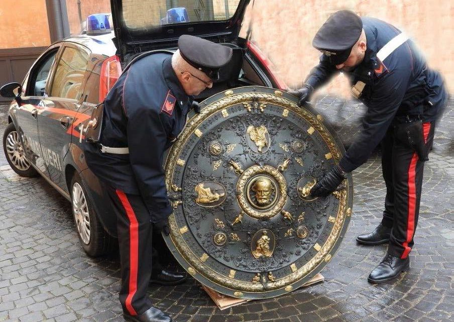 I carabinieri ritrovano lo “Scudo di Garibaldi”, venne trafugato 20 anni fa dal museo del Risorgimento