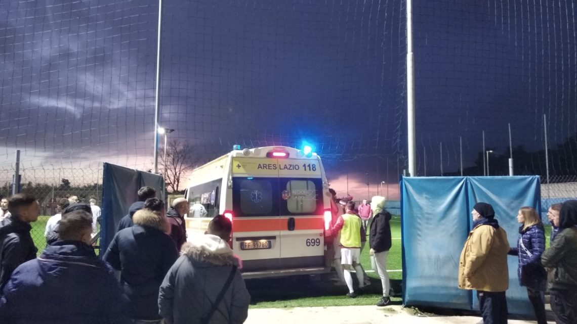 Ambulanza nella rete a Velletri, soccorso ad ostacoli per calciatore infortunato