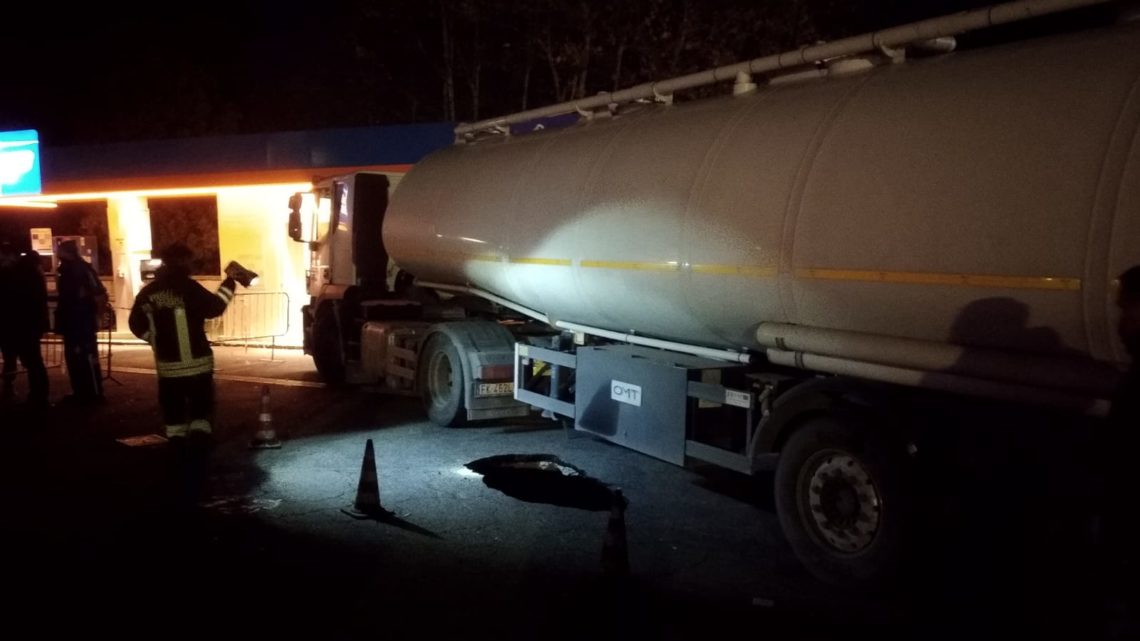 Velletri, voragine rischia di inghiottire un camion cisterna con 30mila liti di carburante in centro