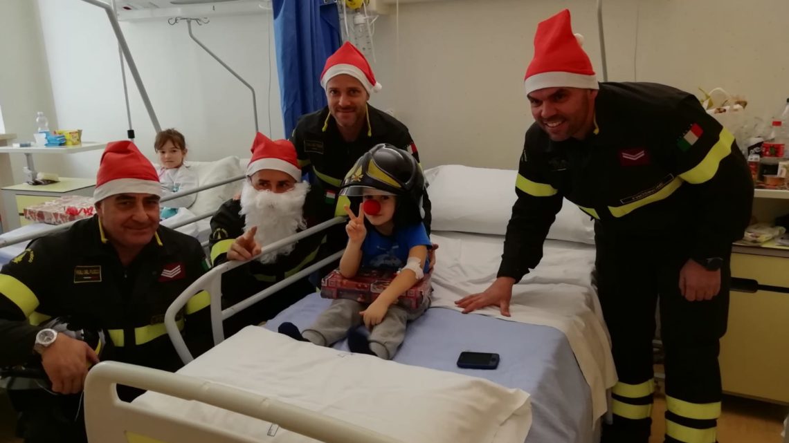 Vigili del fuoco Babbo Natale fanno visita ai bambini dell’ospedale di Frosinone