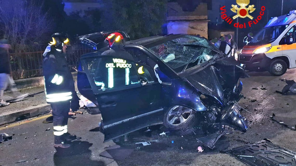 Incidente stradale a Fondi, due persone intrappolate nei rottami dell’auto