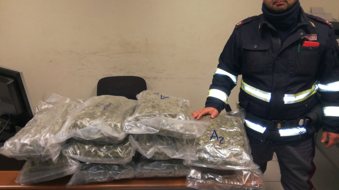 In auto con 10 chili di marijuana a Cassino, arrestata sull’A1 coppia di trafficanti