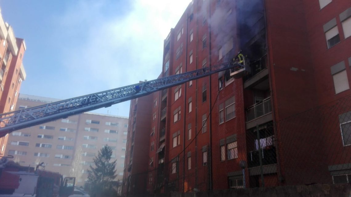 Appartamento in fiamme a Cisterna di Latina, due persone intossicate e tre cani morti