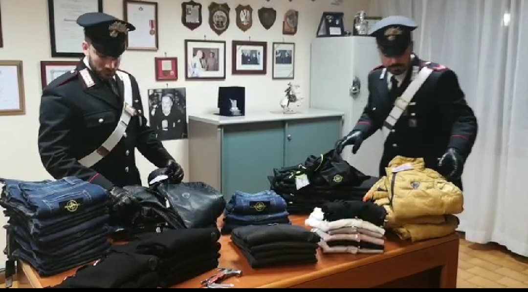 In giro a Veroli con capi contraffati e martelli, due uomini denunciati In giro a Veroli con capi contraffati e martelli, due uomini denunciati