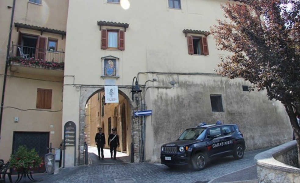 Si spacciano per emissari del parroco e tentano vendita statue di Padre Pio Si spacciano per emissari del parroco e tentano vendita statue di Padre Pio