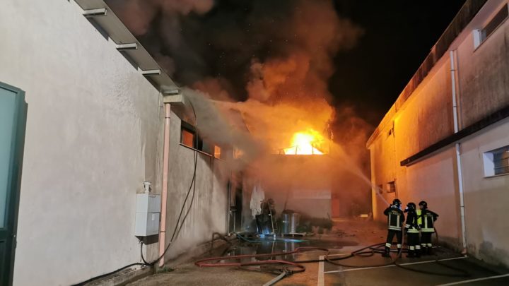 Due capannoni in fiamme  a Castrocielo, danni ingenti al negozio Mille Idee