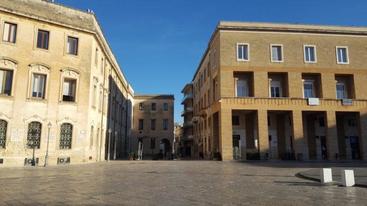 Le Città al tempo del Coronavirus. Lecce e i bei fiori a Porta Rudiae.