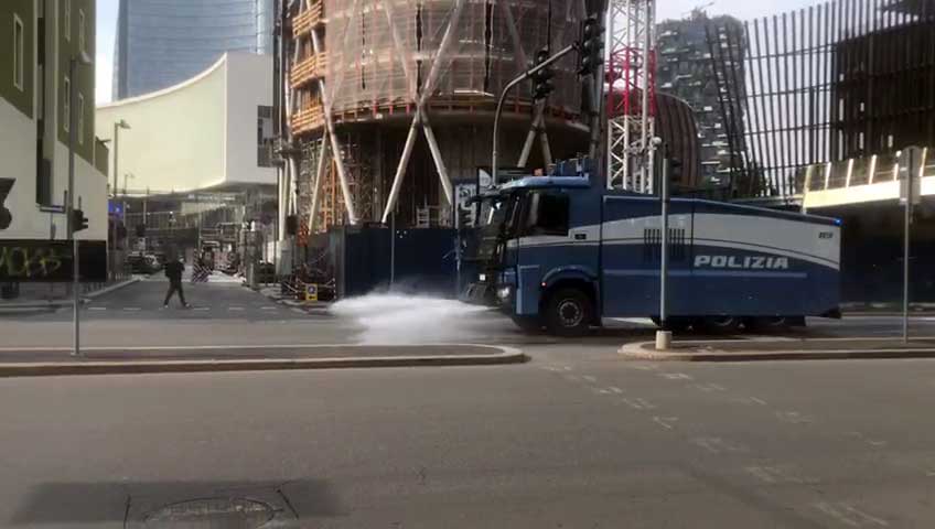 Milano – Gli idranti della polizia per sanificare le strade