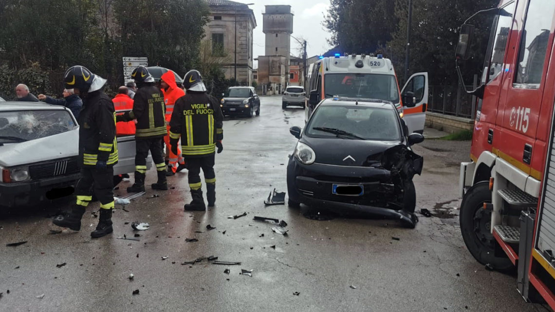 Incidente stradale in via Roma ad Aquino, tre feriti