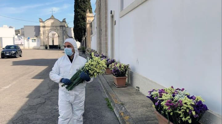 COVID-19 SALENTO. Leverano, i fiori invenduti donati ai defunti per pietas.