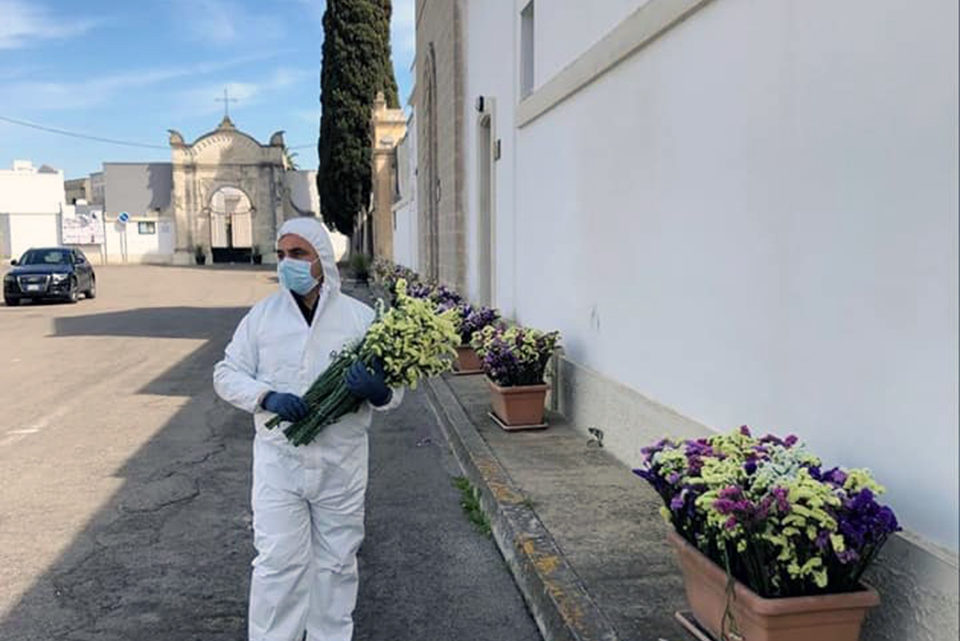 COVID-19 SALENTO. Leverano, i fiori invenduti donati ai defunti per pietas.