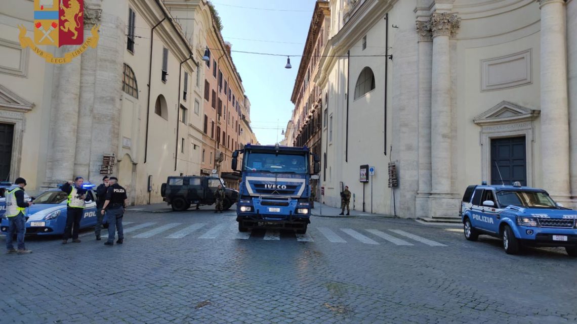Sanificazione delle strade di Roma con gli idranti del Reparto Mobile della Polizia di Stato