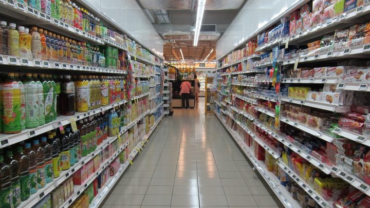 Minacciava di avvelenare acqua e prodotti alimentari nei supermercati per estorcere denaro, arrestato 47enne