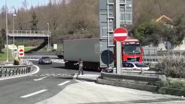Fermato in autostrada su un’auto rubata, denunciato dalla Polizia Stradale di Cassino
