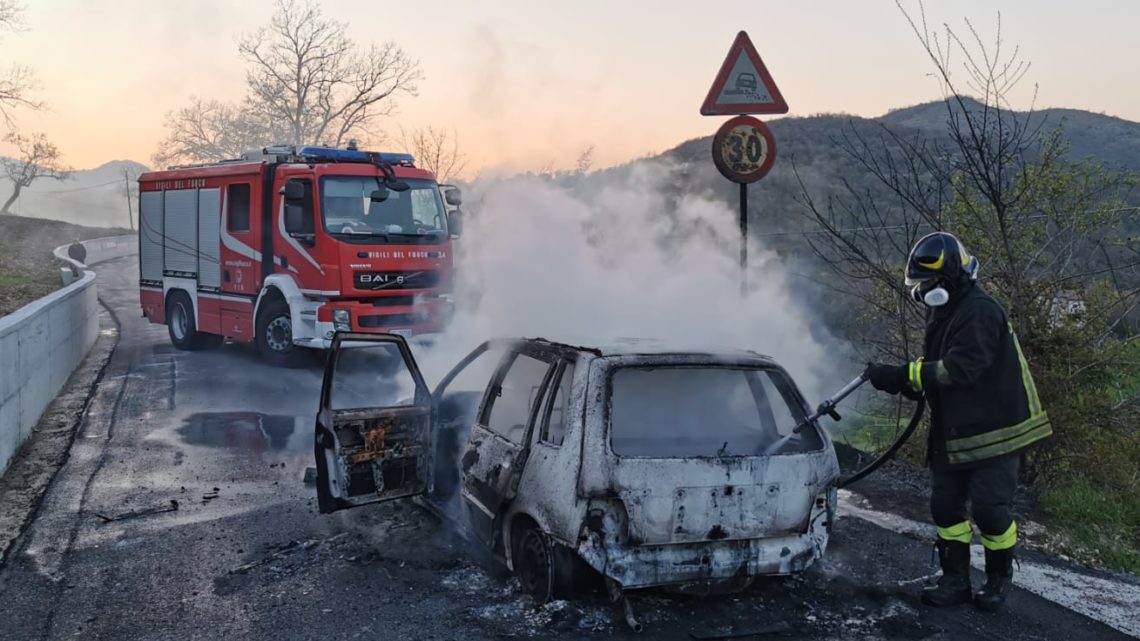 Auto distrutta dalle fiamme a Vallemaio Auto distrutta dalle fiamme a Vallemaio