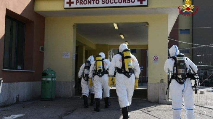 I vigili del fuoco sanificano il pronto soccorso dell’ospedale di Alatri