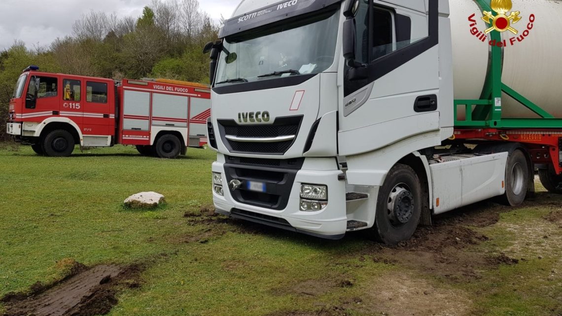 Tradito dal navigatore si ritrova nelle campagne del reatino, soccorso dai vigili del fuoco