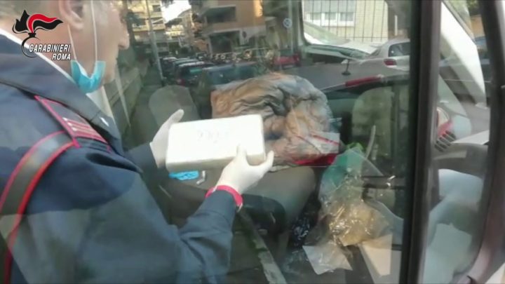 Ostia – 75 chili di cocaina nascosta nell’auto parcheggiata, arrestate due persone