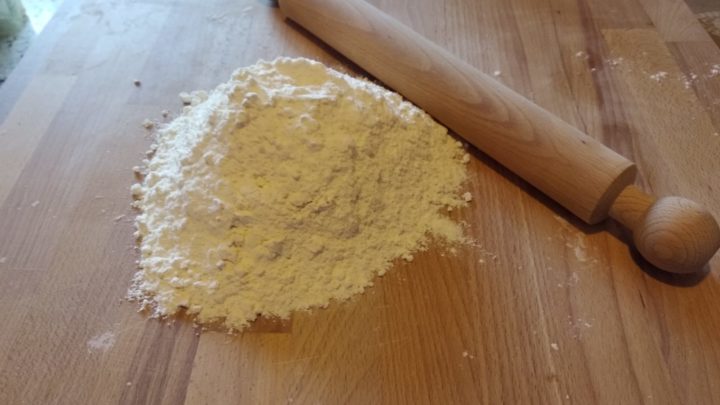 Con il coronavirus fuori dalla porta gli Italiani si ritrovano con le “mani in pasta”