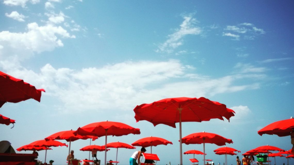 Con il coronavirus e la mascherina in spiaggia, tutta l’incertezza di una estate anomala Con il coronavirus e la mascherina in spiaggia, tutta l’incertezza di una estate anomala