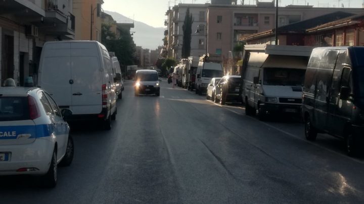 Il mercato dell’abbigliamento resta in centro, ma la nuova location danneggia i residenti