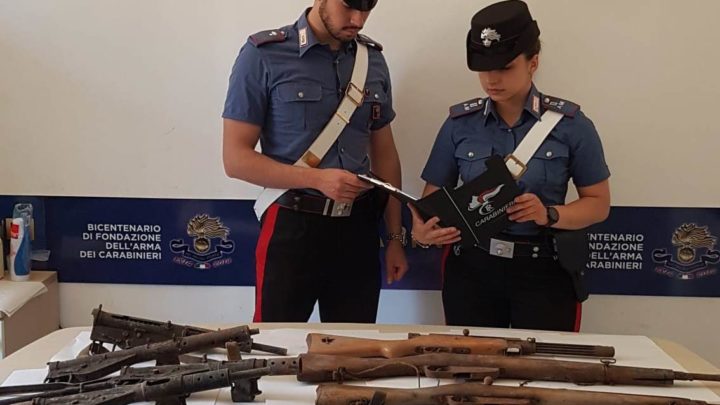 Roma – Arsenale da guerra nel sottotetto, sequestrati armi e munzioni del secondo conflitto mondiale