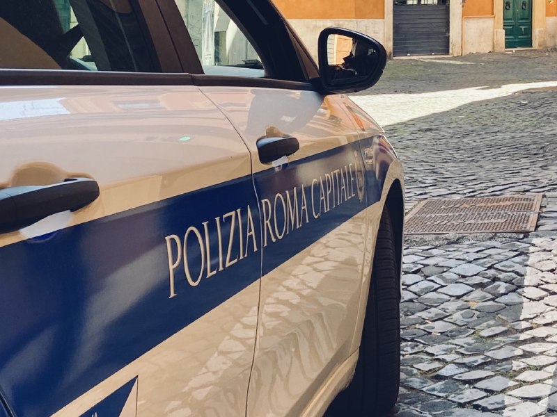 Roma – Tenta di aggredire i passanti con urla e sputi a Piazza Navona, arrestato dalla Polizia Locale