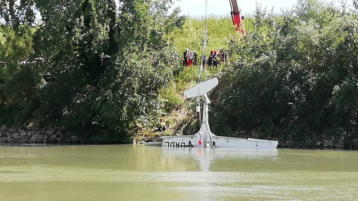 Recuperati i rottami dell’aereo caduto nel Tevere a Roma e il corpo del 23enne