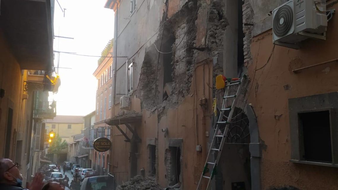 Mamma e figlia di 4 anni ferite in esplosione palazzo a Marino, grave una terza donna