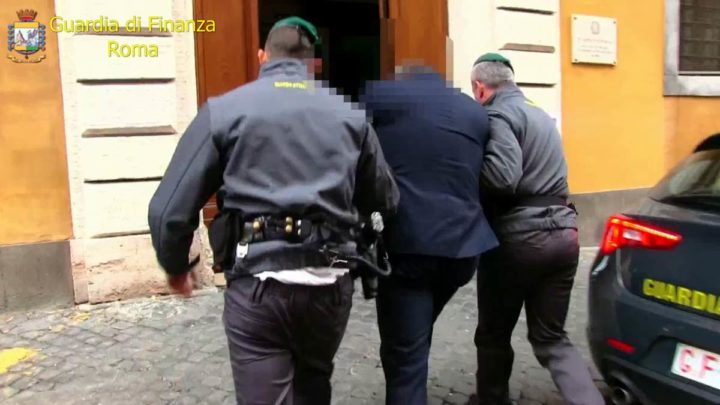 Anziani “saccheggiati” da chi li doveva tutelare, arrestati avvocato e imprenditore