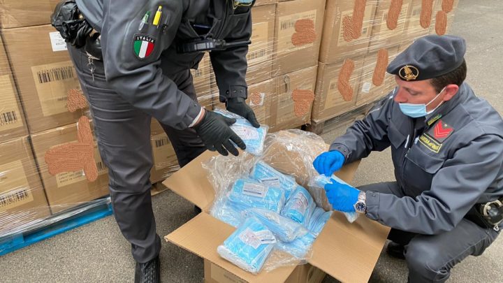 Sequestrato a Cassino oltre un milione di mascherine contraffatte. Denunciate 3 persone