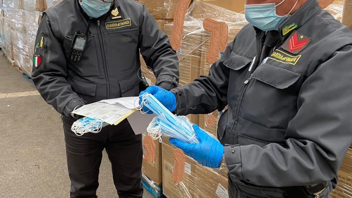 Mascherine e camici per l’emergenza covid senza certificazione, tre arresti Mascherine e camici per l’emergenza covid senza certificazione, tre arresti